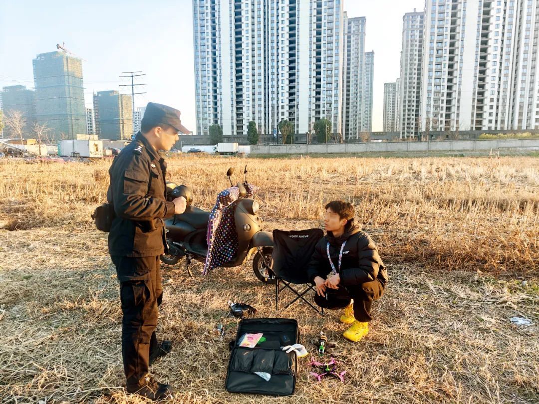2024年1月1日,《无人驾驶航空器飞行管理暂行条例》正式实施。1月24日,浙江杭州市公安局萧山区分局于萧山新塘街道一空地现场查获一名“黑飞”违法行为人,系使用自制穿越机在管制空域飞行。图/受访者提供