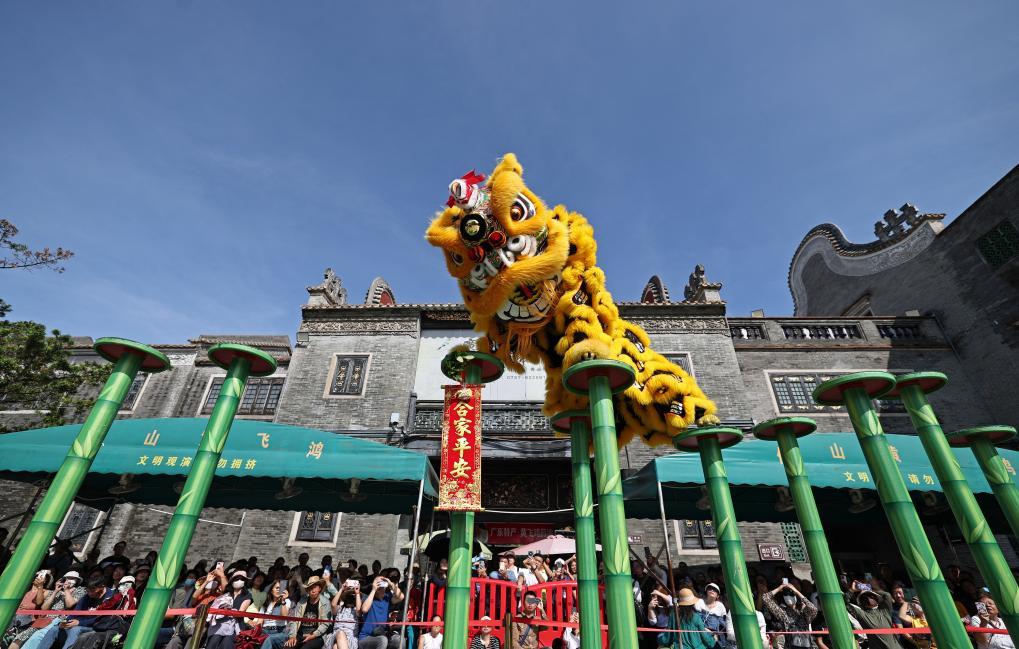 佛山黄飞鸿醒狮队在黄飞鸿纪念馆前表演。新华社记者 王鹏 摄