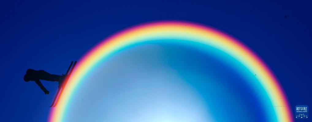 2012年1月7日，第12届全国冬季运动会自由式滑雪空中技巧规定动作的比赛在吉林市北大壶滑雪场举行。图为齐齐哈尔市队的女选手孔凡钰在比赛中进行空中翻转时，仿佛从太阳的光晕上滑下来。新华社记者费茂华摄