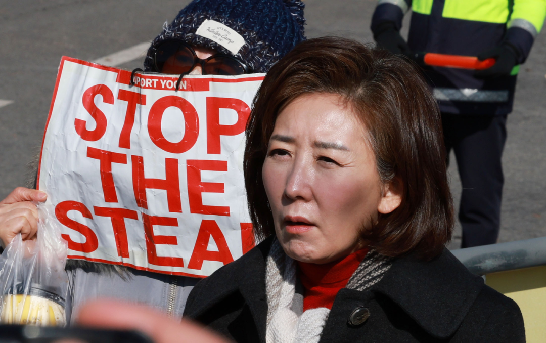 ◆2月3日，国民力量党议员罗卿瑗探视尹锡悦后，在首尔拘留所前回答记者提问。