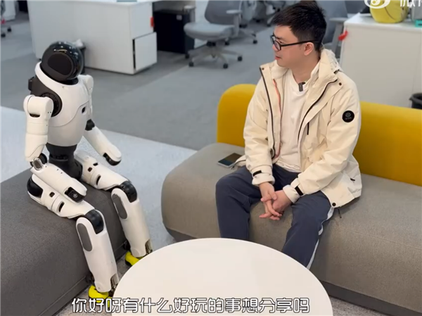 出手即王炸！智元灵犀X2机器人：骑自行车 做闺蜜  缝葡萄样样拿手