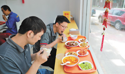 快递员在海棠花园小区食堂就餐。　　庐阳区委宣传部供图