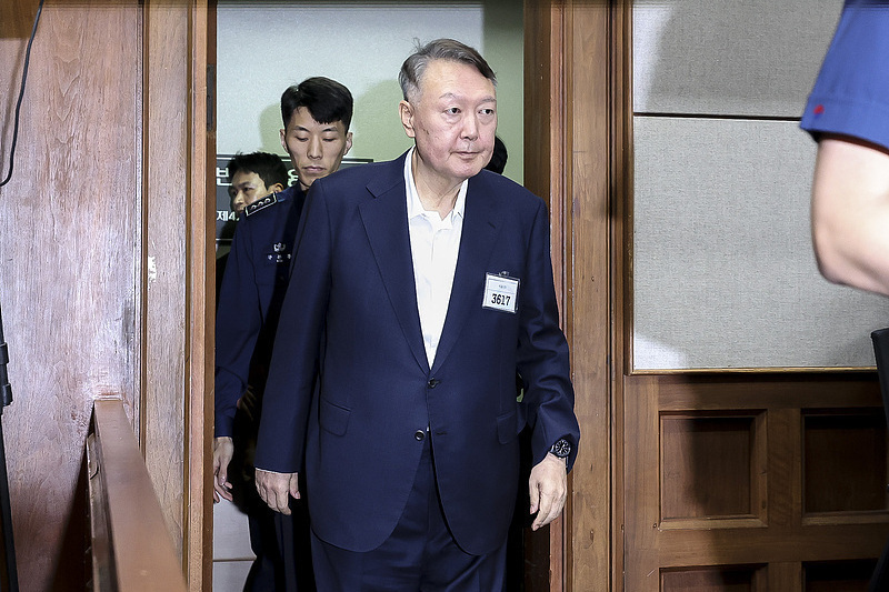 △当地时间9月26日上午,韩国前总统尹锡悦抵达首尔中央地方法院出席庭审。