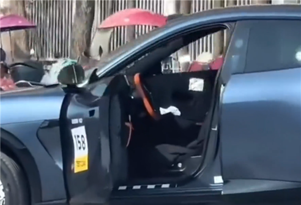 小米YU7最新实车照曝光:无框车门已开可见内饰