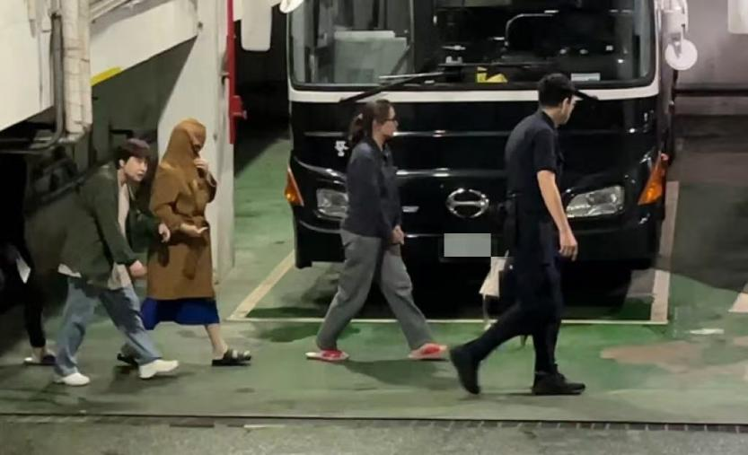 台湾“满堂红”火锅店老板蔡闵如(左二)凌晨被法院裁定羁押。图源:台湾联合新闻网