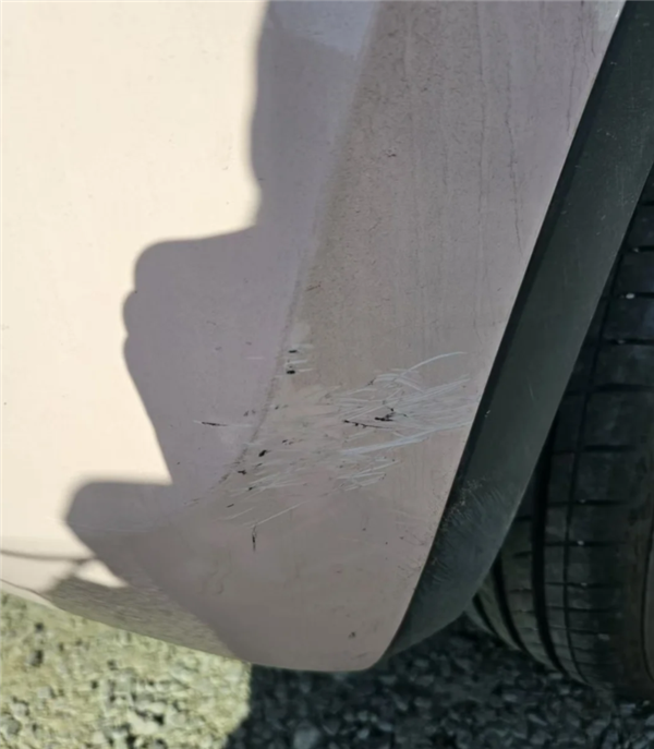 租车行黑幕套路遭曝光!半夜有人偷偷划车 还车时被车行索赔