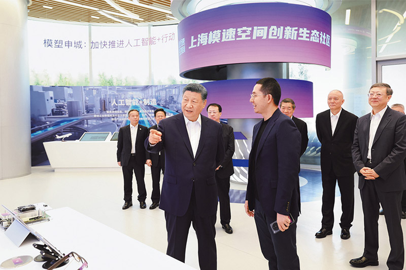 2025年4月29日,中共中央总书记、国家主席、中央军委主席习近平在上海考察。这是习近平在位于徐汇区的上海“模速空间”大模型创新生态社区,察看大模型产品展示。 新华社记者 王晔/摄