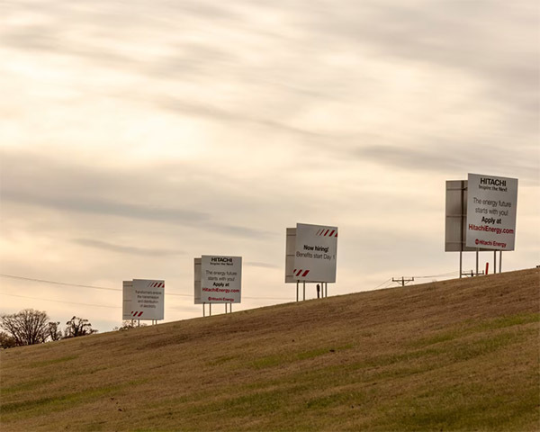 日立能源南波士顿工厂外的公路两旁竖立着招聘告示 《华尔街日报》