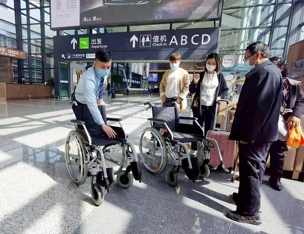 对特殊旅客的温馨通道服务,从机场的入口开始