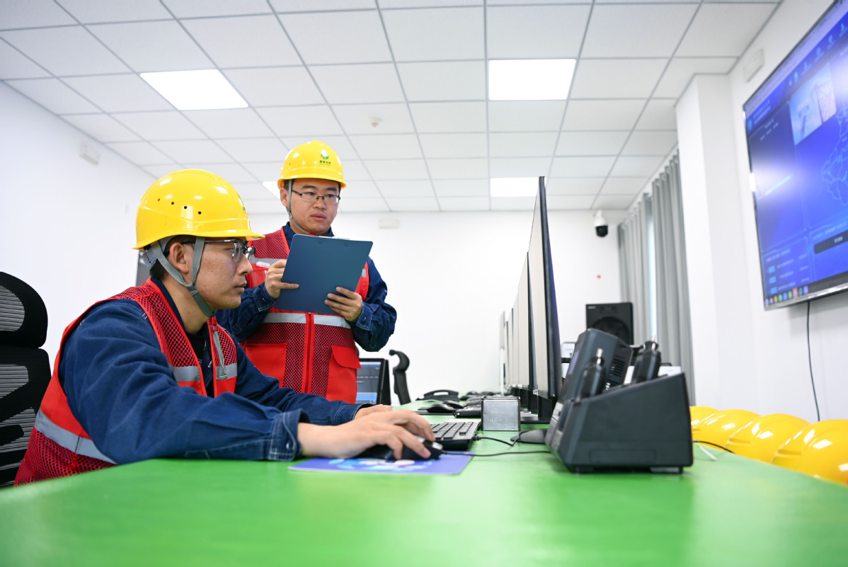 2025年10月19日,在且末750千伏变电站主控楼,运维人员执行调度指令进行送电操作。(马元摄)