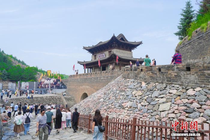 7月11日，雁门关景区游客络绎不绝。郭峰摄