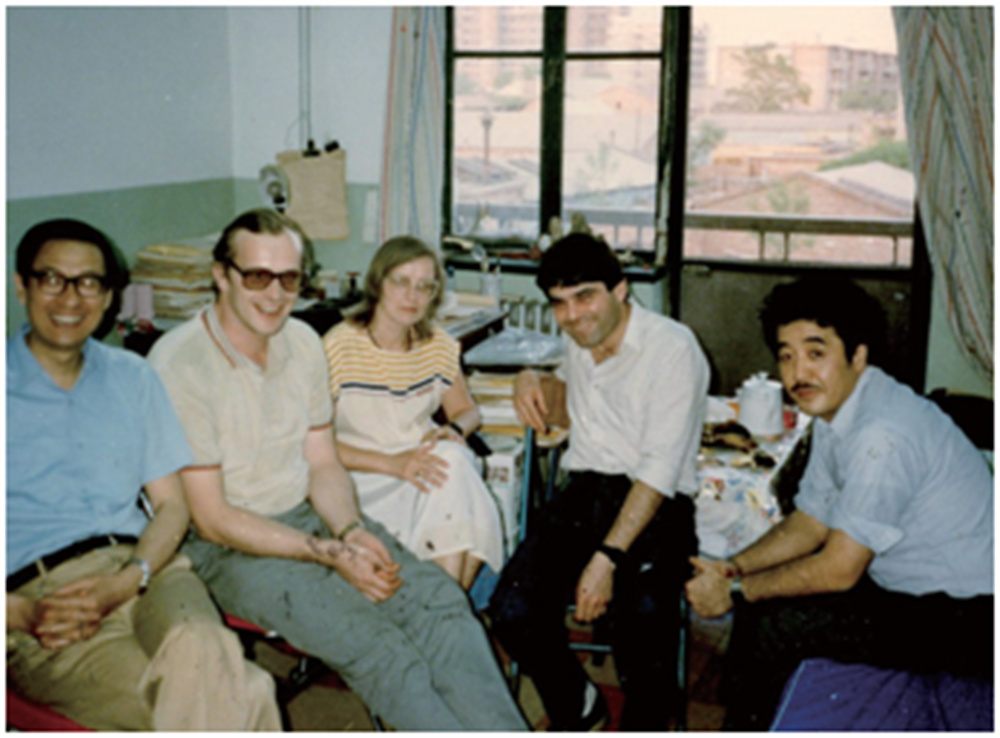 与访问理论物理研究室的法捷耶夫的三位学生斯米尔诺夫(Smirnov)、阿雷夫伊娃(Aref ’eva)、塔克塔金以及日本物理学家和达三树(从左至右)合影