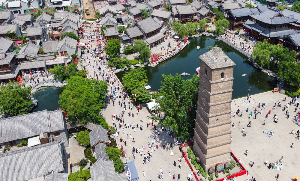 这是位于河南洛阳的洛邑古城景区（2023年5月2日摄，无人机照片）。洛邑古城里精致的布景、各色表演和汉服妆造拍摄吸引大量游客前来。