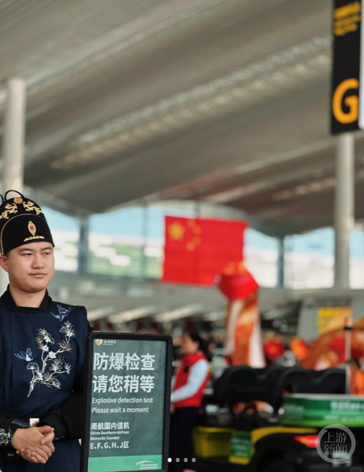 穿汉服的工作人员在航站楼负责防爆安检。 网络图