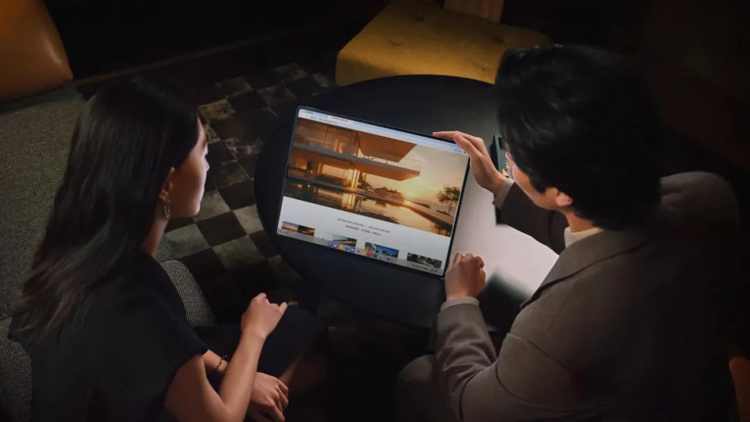 开箱华为折叠电脑:对比 MacBook Air 怎么样?