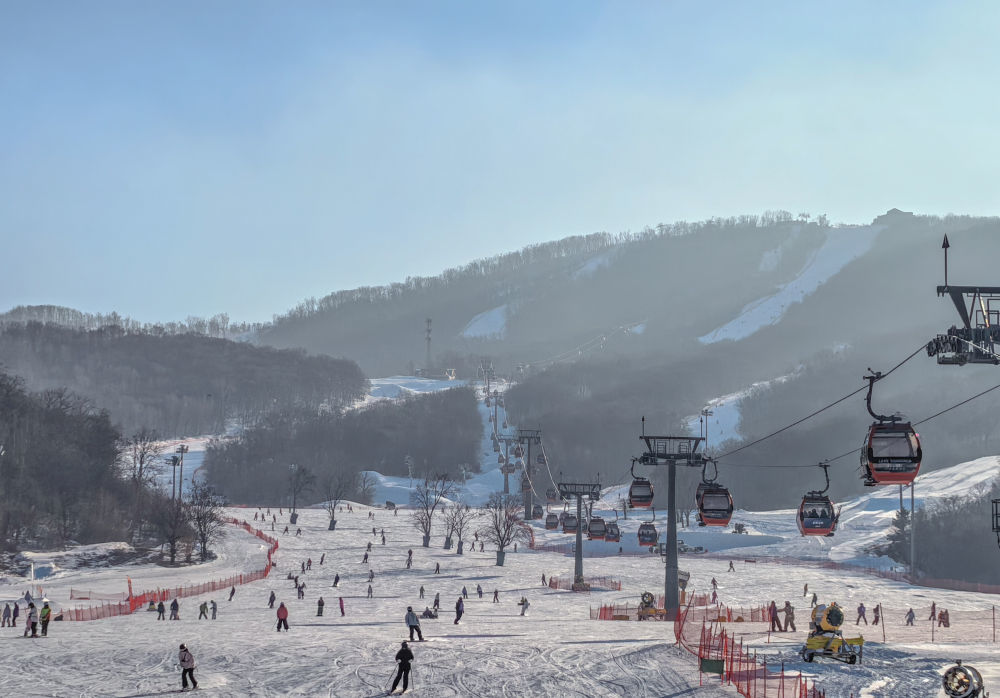 12月27日,游客在中旅松花湖度假区游玩。新华社记者王帆 摄