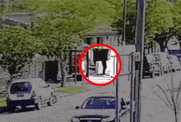 坎普西街头的监控录像捕捉到枪手出门的瞬间 《悉尼先驱晨报》