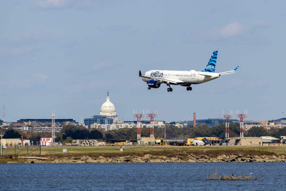11月1日,一架飞机降落在美国弗吉尼亚州阿灵顿的里根国家机场。新华社记者胡友松摄