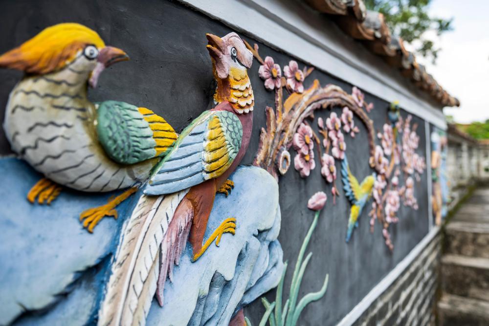 这是9月13日在塱头村积墨楼拍摄的灰塑装饰。