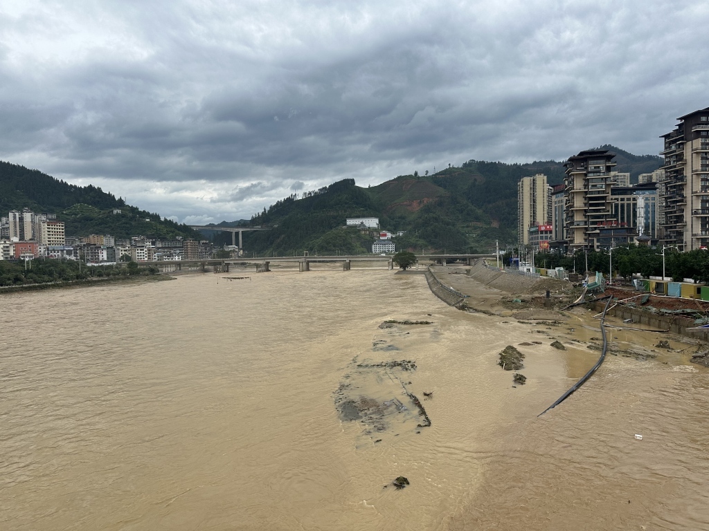 6月25日，榕江县城旁边的河道。
