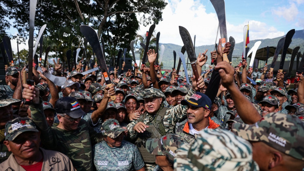 当地时间2025年10月16日,委内瑞拉拉瓜伊拉,委内瑞拉政府正在训练平民使用武器,以在发生美国袭击时保卫国家。视觉中国 图