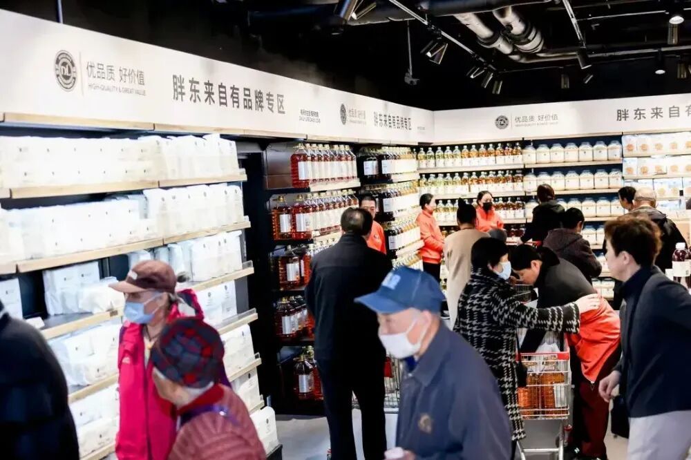 ● 开业当天,十多分钟就得补一次货