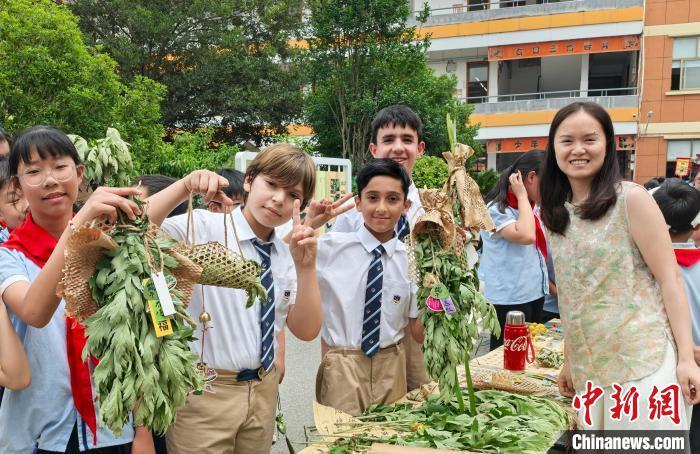中外学生展示制作好的端午福挂。王佳丽 摄