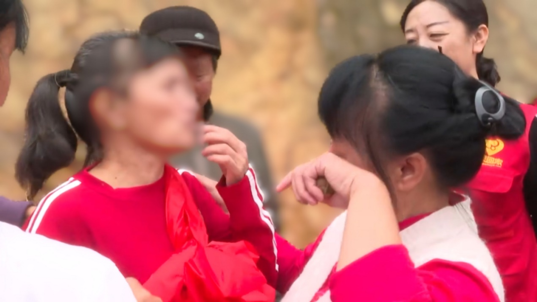 杨琴（左）与亲人相见