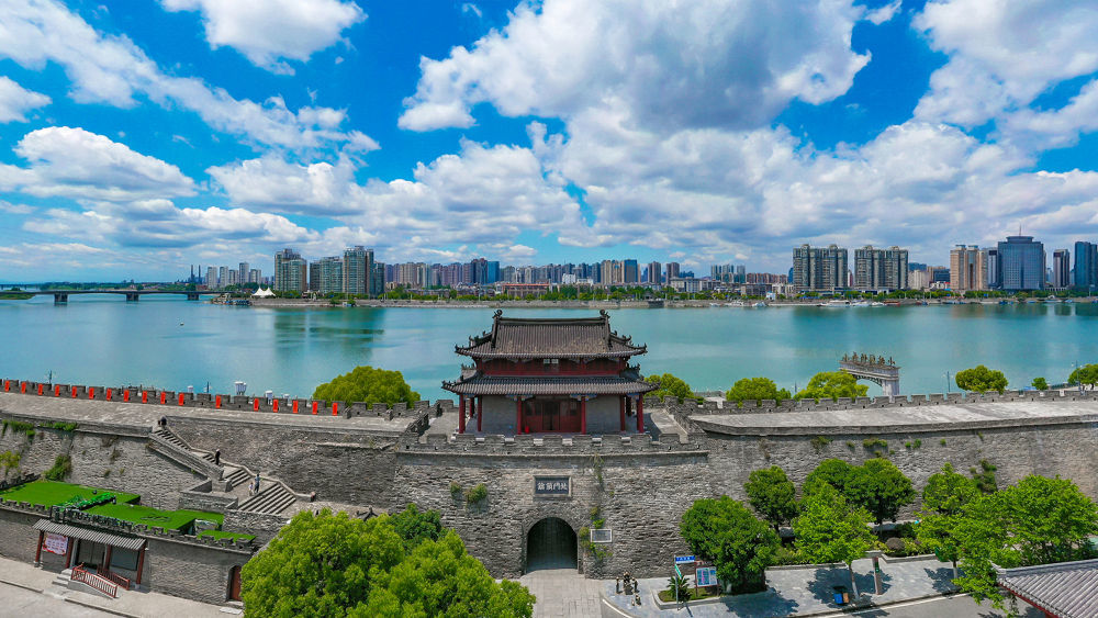 汉江畔，襄阳古城墙。（杨东 摄）