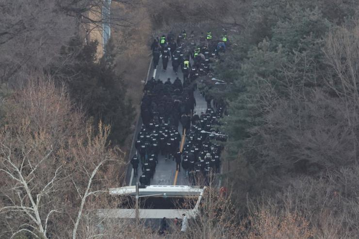 ▲调查人员绕过公交车