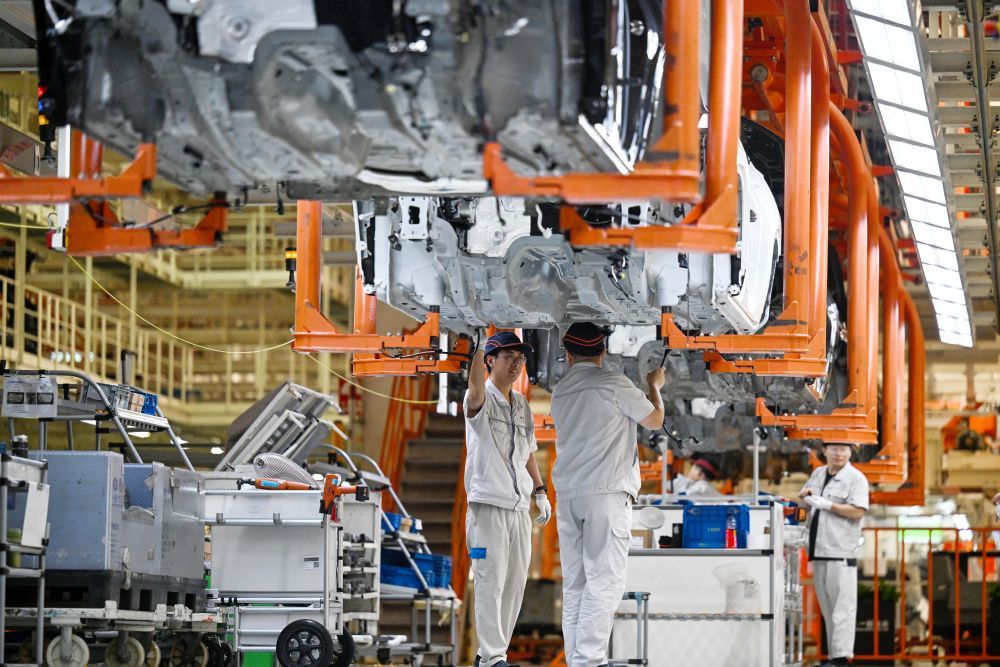 7月7日，工作人员在天津经济技术开发区一汽-大众华北基地总装车间装配车辆。新华社记者 赵子硕 摄