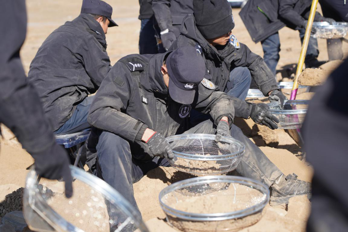 ▲现场警力筛查挖掘出的泥土