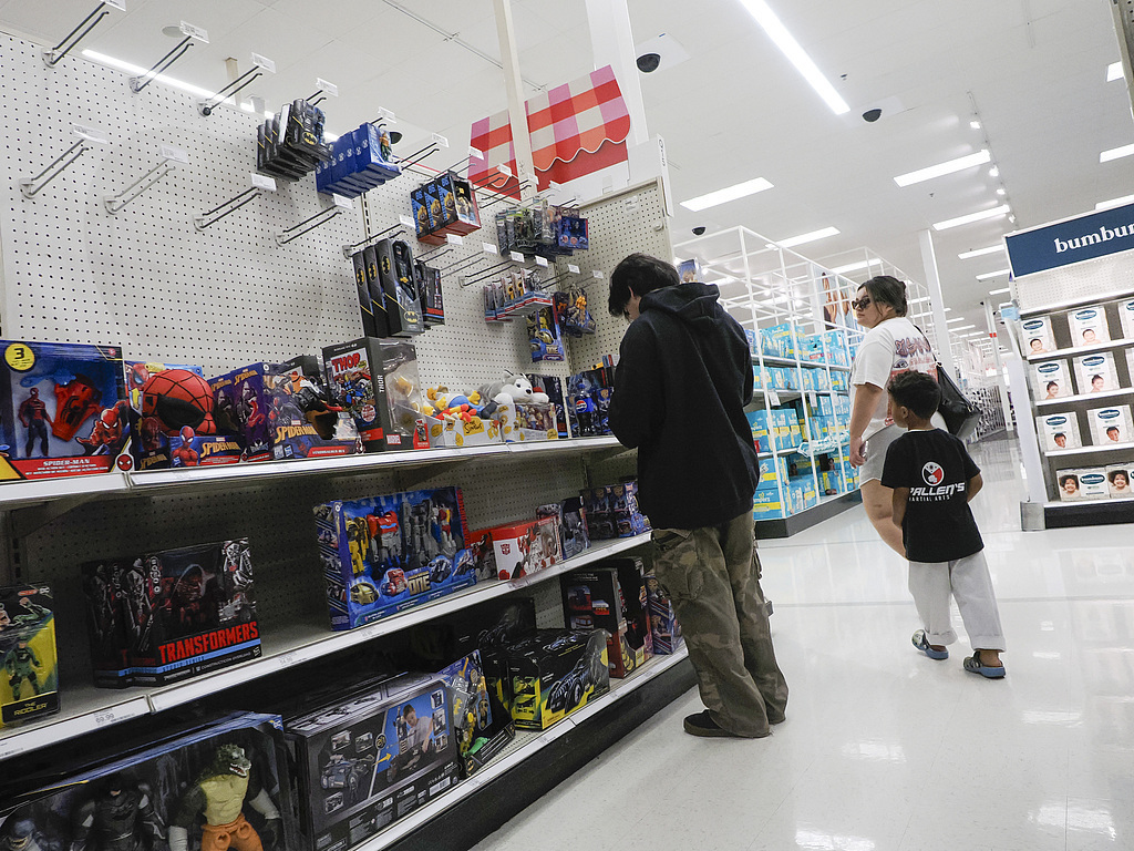 2025年4月底,美国加州圣莱安德罗的一家超市内,顾客在玩具货架前(图自视觉中国)
