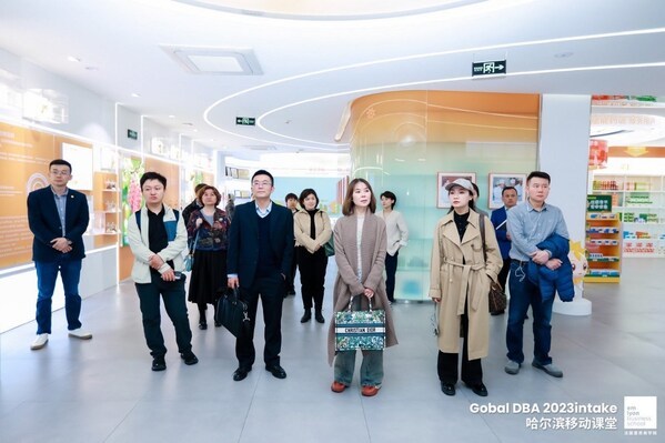 图2:葵花药业展厅参观