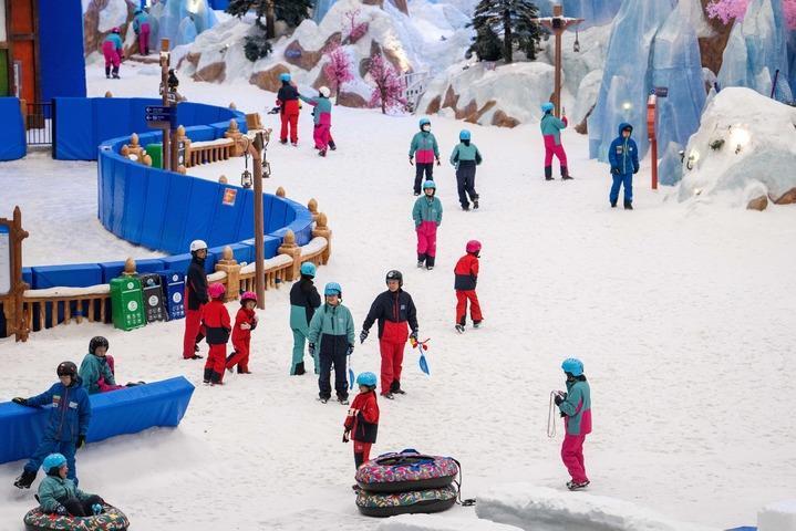 游客在长沙湘江欢乐城欢乐雪域游玩(7月17日摄)。新华社记者 陈思汗 摄