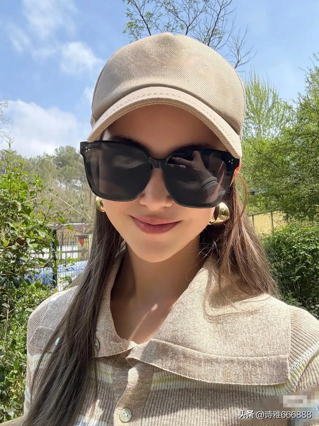 周杰伦老婆昆凌五一假期分享一家五口背影，夫妻手牵手甜度爆表！