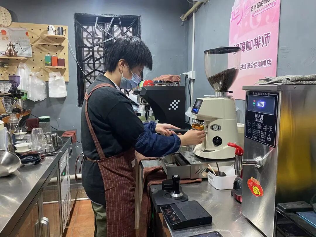 小雅在做咖啡。图源:《广州日报》
