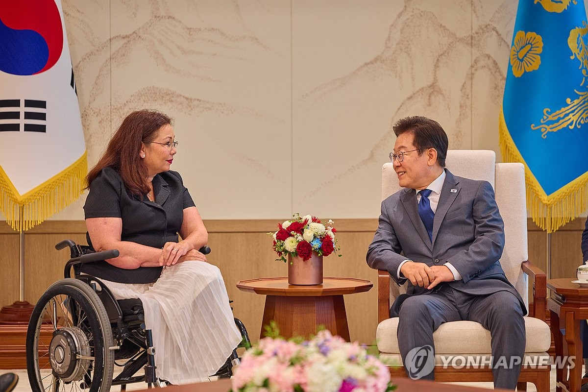 8月18日,在首尔龙山总统府,韩国总统李在明(右)会见美国参议员塔米·达克沃思。韩联社/总统室