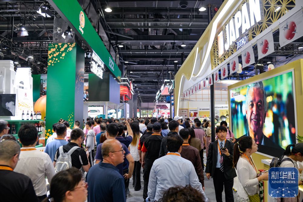 9月10日,人们在北京首钢园参观2025年服贸会主题展展馆。新华社记者 徐钦 摄