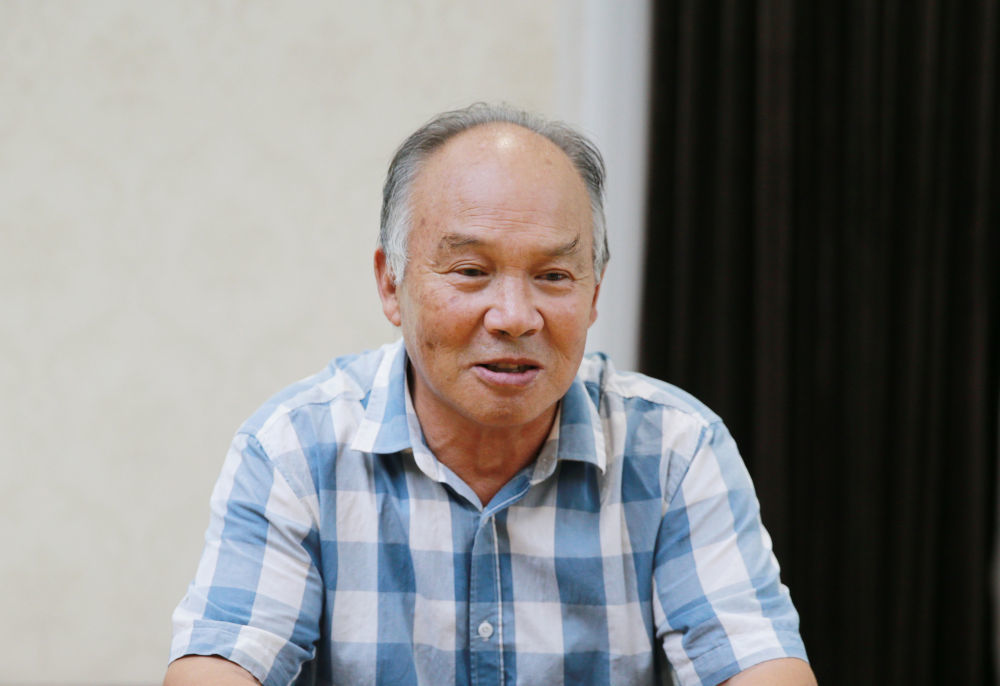 7月21日，白果树湾村老党员陈国胜接受记者采访。新华社记者 肖磊涛 摄