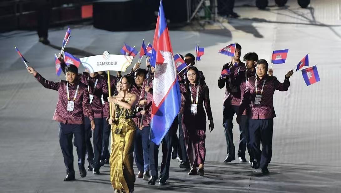 △柬埔寨运动员代表参加在泰国曼谷举办的第33届东南亚运动会开幕式
