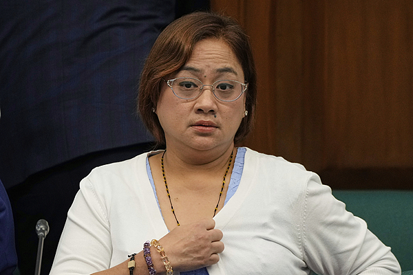 9月8日,塞扎拉·迪斯卡亚出席菲律宾参议院听证会 视觉中国