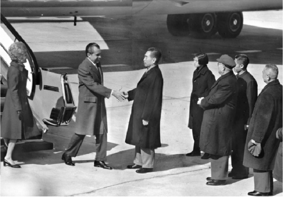 ▲1972年2月21日,时任美国总统尼克松到达北京,开启“破冰之旅”。(图源:新华网)