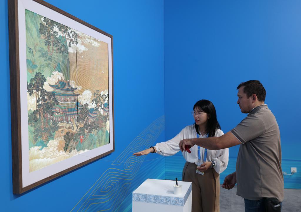 外国记者在体验“纸鸢漫游”数字语境项目。新华社记者杨青摄