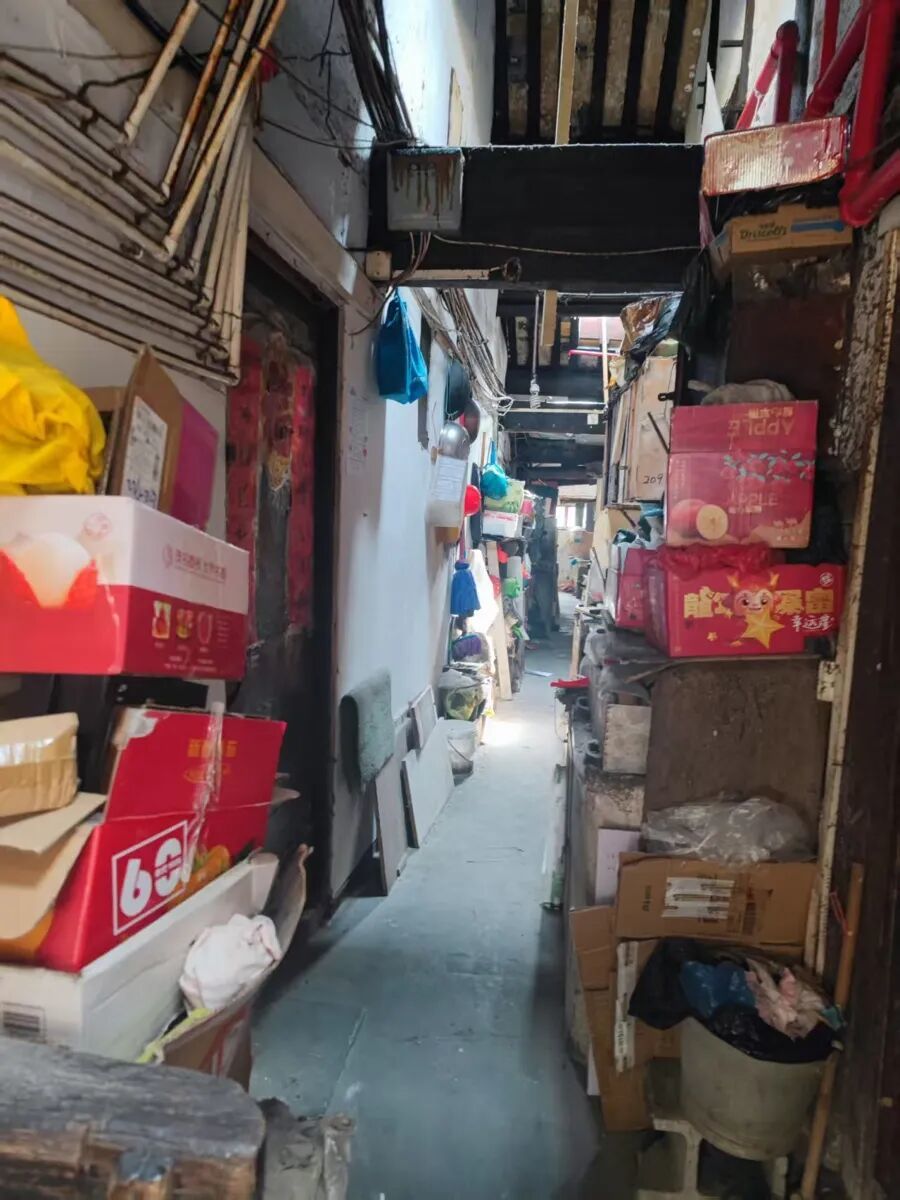 唐师傅家门口狭窄的通道。新民晚报记者 赵菊玲 摄