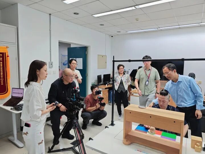 受试者老杨做康复测试。