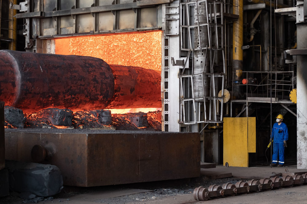 中国一重集团生产车间内,工人在进行生产作业(2023年4月18日摄)。新华社记者 谢剑飞 摄