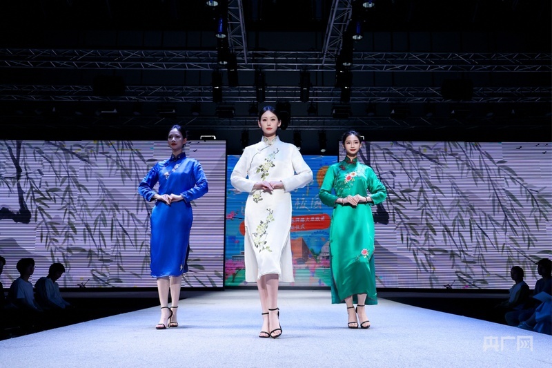 天津工业大学艺术学院表演系带来旗袍服饰秀《抽纱刺绣·华韵芬芳》（央广网记者 褚夫晴 摄）