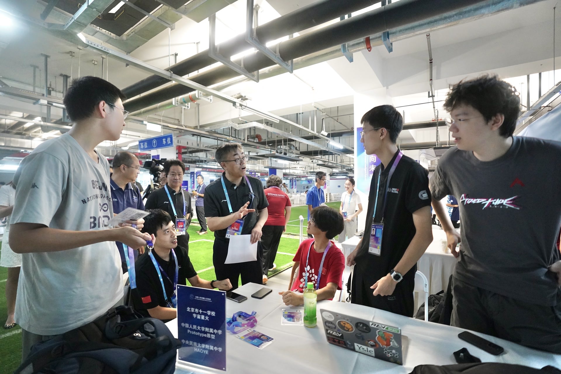 组委会人员与来自高校、高中的参赛队员交流。程功摄