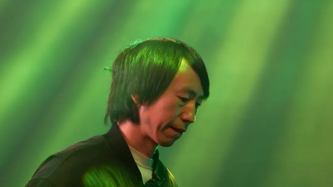 庞麦郎标志性的卷发不见了
